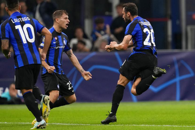 Gelandang Inter Milan Hakan Calhanoglu (kanan) merayakan golnya ke gawang Barcelona dalam pertandingan Grup C Liga Champions di Giuseppe Meazza, Rabu (5/10/2022) dini hari WIB.