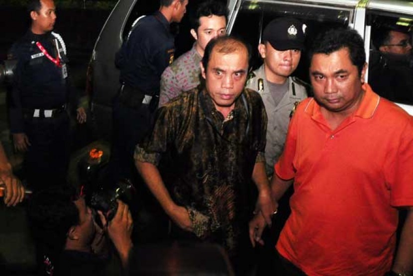 Hakim ad hoc Pengadilan Tipikor Pontianak, Heru Kusbandono (kanan) tiba di Kantor KPK, Jakarta, Jumat (17/8) malam. 
