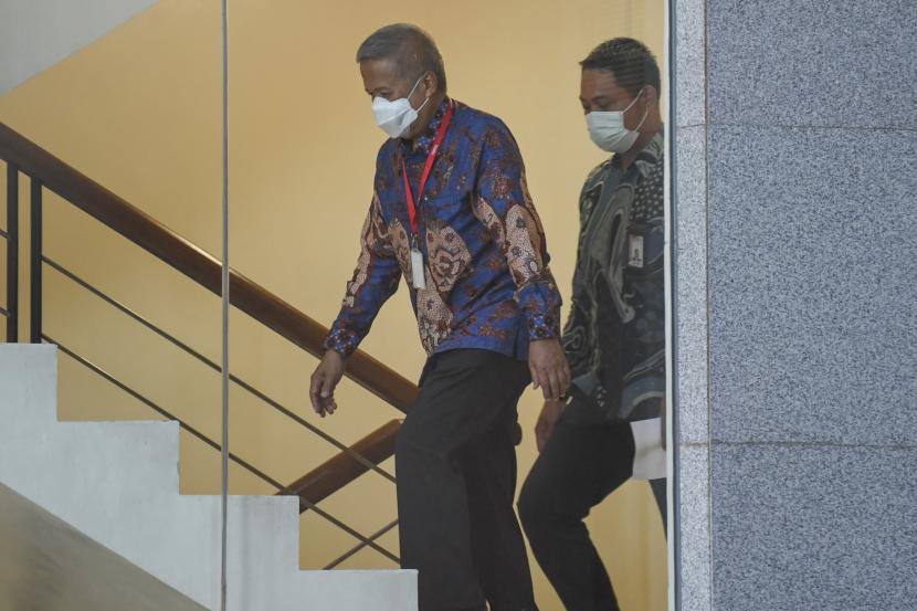 Hakim Agung Mahkamah Agung (MA) Sudrajad Dimyati (kiri) berjalan menuju ruangan saat tiba di Gedung Merah Putih, KPK, Jakarta, Jumat (23/9/2022). Legislator mendorong pembenahan MA akibat hakim agung menjadi tersangka KPK.