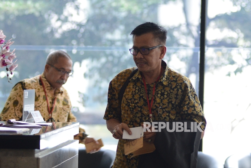 Hakim Anggota Pengadilan Negeri Jakarta Utara Sahlan Efendi (kanan) bersama Hakim Jootje Sampaleng (tengah) memasuki ruangan untuk menjalani pemeriksaan di Gedung Komisi Pemberantasan Korupsi (KPK), Jakarta, Jumat (22/7). (Republika/Raisan Al Farisi)