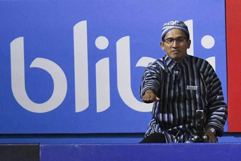 Hakim garis mengenakan kemeja lurik dan belangkon saat bertugas di pertandingan babak semifinal Blibli Indonesia Open 2019 di Istora Senayan, Jakarta, Sabtu (20/7/2019). 