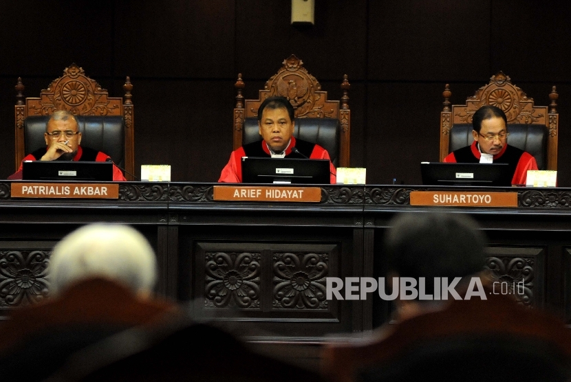 Hakim Ketua Arief Hidayat (tengah). 