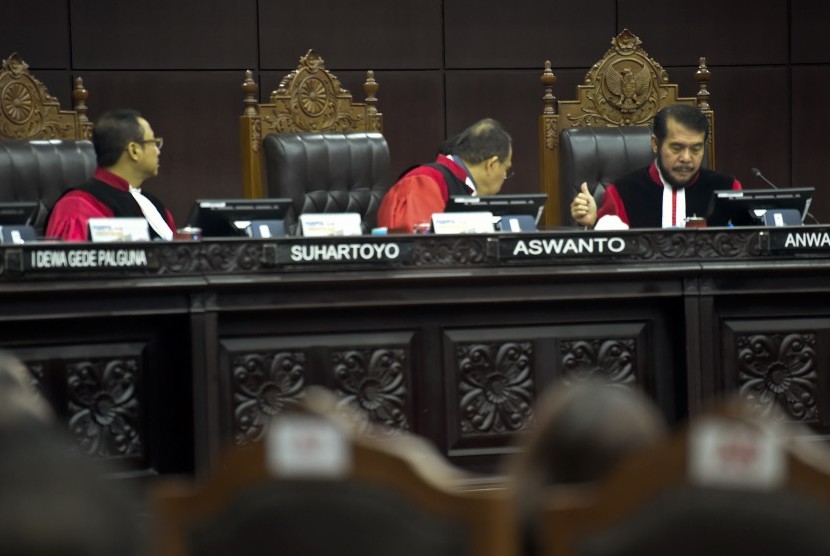 Hakim Ketua Konstitusi Anwar Usman (kanan) didampingi Hakim Konstitusi Suhartoyo (kiri), Aswanto (tengah) memimpin sidang putusan gugatan quick count atau hitung cepat pada Pemilu serentak 2019 di Mahkamah Konstitusi, Jakarta, Selasa (16/4/2019). 