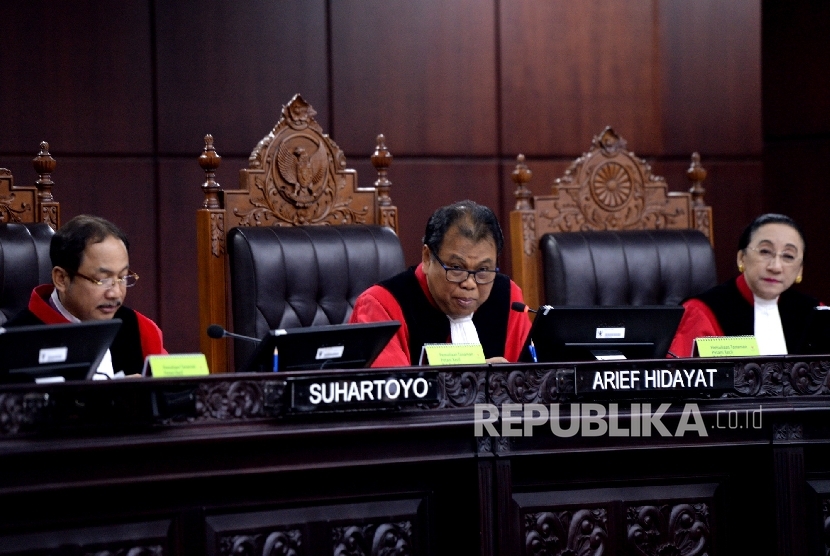 Hakim Ketua MK Arief Hidayat memimpin sidang gugatan Pilkada Serentak 2017 di Mahkamah Konstitusi, Jakarta (ilustrasi)