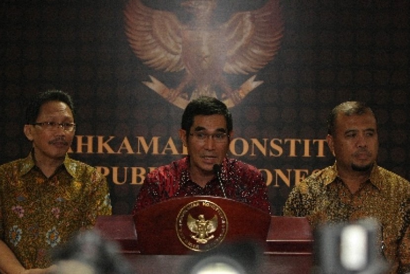 Hakim Konstitusi Ahmad Fadlil Sumadi (kiri)