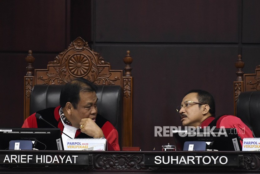 Hakim Konstitusi Arief Hidayat (kiri) 