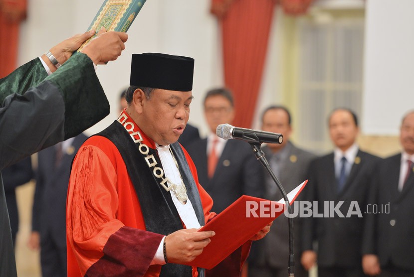 Hakim Konstitusi Arief Hidayat mengucapkan sumpah jabatan di hadapan Presiden Joko Widodo saat dilantik di Istana Negara, Jakarta, Selasa (27/3).