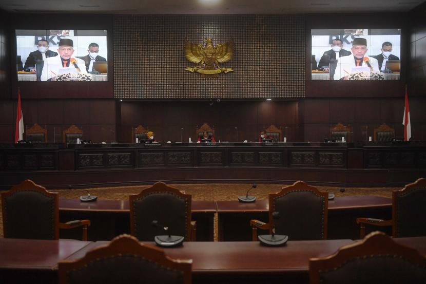 Hakim Konstitusi Arief Hidayat (tengah) bersama Enny Nurbaningsih (kiri) dan Saldi Isra (kanan) memimpin sidang perdana permohonan judicial review presidential threshold di Jakarta, Selasa (26/7/2022). Sidang perdana atas permohonan yang diajukan Partai Keadilan Sejahtera (PKS) itu beragenda pemeriksaan pendahuluan atas permohonan uji materi. 