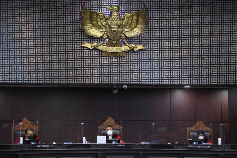 Hakim Konstitusi Aswanto (tengah) memimpin jalannya sidang putusan pengujian formil dan materiil Undang-Undang Nomor 3 Tahun 2022 tentang Ibu Kota Negara atau UU IKN di Gedung Mahkamah Konstitusi (MK), Jakarta, Selasa (31/5/2022). (Ilustrasi)