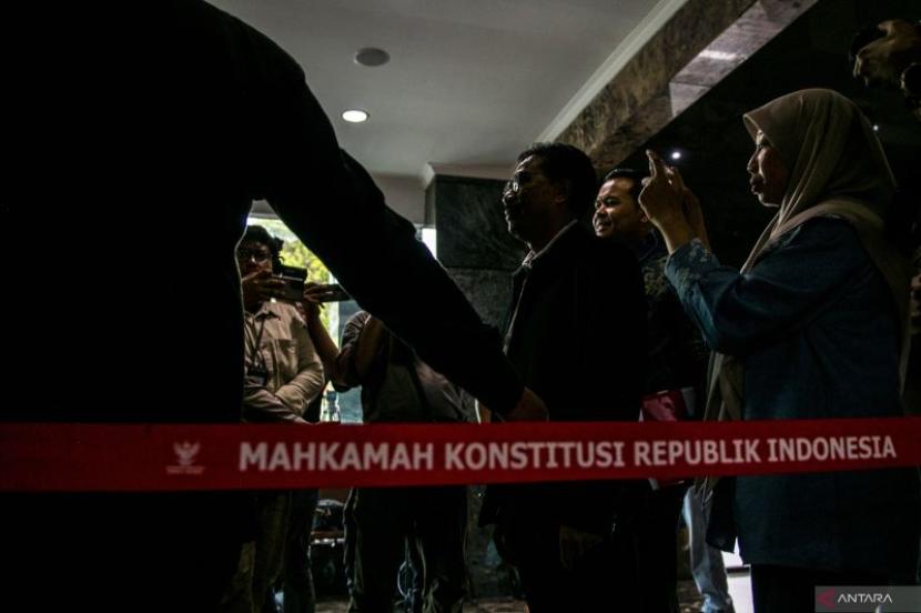 Hakim Konstitusi Daniel Yusmic Pancastaki Foekh (tengah) berjalan memasuki ruangan untuk menjalani pemeriksaan di Gedung II MK, Jakarta, Kamis (2/11/2023).