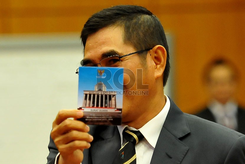  Hakim Konstitusi Hamdan Zoelva menunjukan surat suara saat proses pemilihan ketua dan wakil ketua Mahkamah Konstitusi (MK) dengan sistem voting di Jakarta, Jumat (1/11).     (Republika/Prayogi)