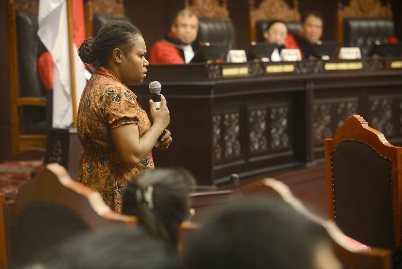 Hakim Konstitusi mendengarkan keterangan salah satu saksi kubu Prabowo-Hatta dalam sidang lanjutan perselisihan hasil pemilihan umum presiden dan wakil presiden di Gedung Mahkamah Konstitusi, Jakarta Pusat, Selasa (12/8). 