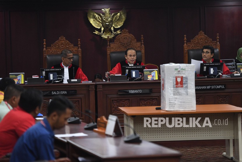 Hakim Konstitusi, Saldi Isra (kiri), Aswanto (tengah) dan Manahan MP Sitompul (kanan) memimpin sidang lanjutan Perselisihan Hasil Pemilihan Umum (PHPU) Pileg 2019 di Mahkamah Konstitusi, Jakarta, Kamis (25/7/2019).