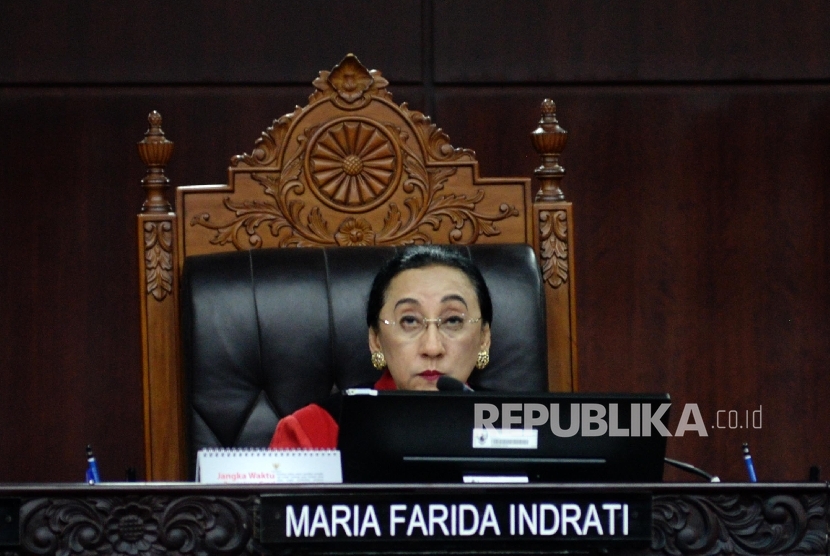 Hakim Mahkamah Konstitusi Maria Farida Indrati. Masa jabatan Maria sebagai hakim akan berakhir pada 13 Agustus 2018. Presiden Joko Widodo telah menerima tiga nama calon hakim konstitusi yang diajukan oleh panitia seleksi (pansel) hakim Mahkamah Konstitusi (MK), Jumat (3/8).