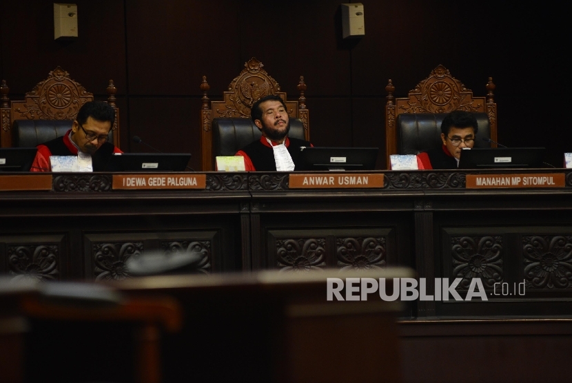 Hakim Mahkamah Konstitusi (MK) Anwar Usman (tengah) memimpin sidang UU Pengampunan Pajak dengan agenda pendahuluan dengan termohon Dewan Pengurus Konfederasi Serikat Pekerja Seluruh Indonesia (KSPSI) di Gedung MK, Jakarta, Rabu (31/8).