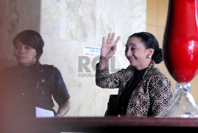   Hakim Mahkamah Konstitusi (MK) Maria Farida Indrati mendatangi gedung KPK, Jakarta, Rabu (16/10).  (Republika/ Wihdan)