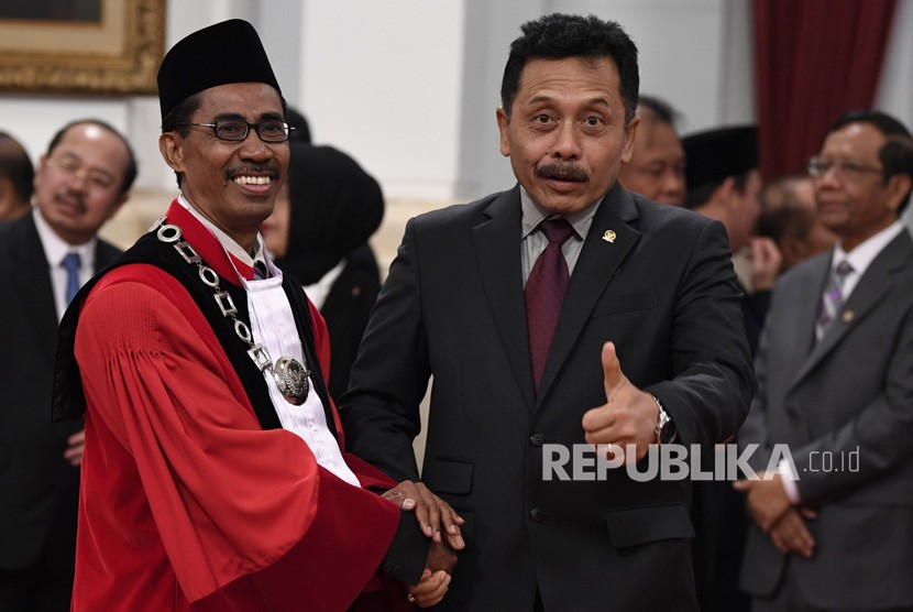 Hakim Mahkamah Konstitusi (MK) periode 2020-2025 Daniel Yusmic Pancastaki Foekh (kiri) berbincang dengan mantan hakim MK I Dewa Gede Palguna (tengah) sebelum pengucapan sumpah jabatan di Istana Negara, Jakarta, Selasa (7/1/2020). 
