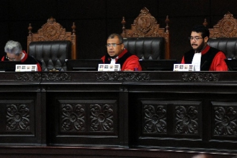 Hakim Mahkamah Konstitusi Patrialis Akbar (tengah) 