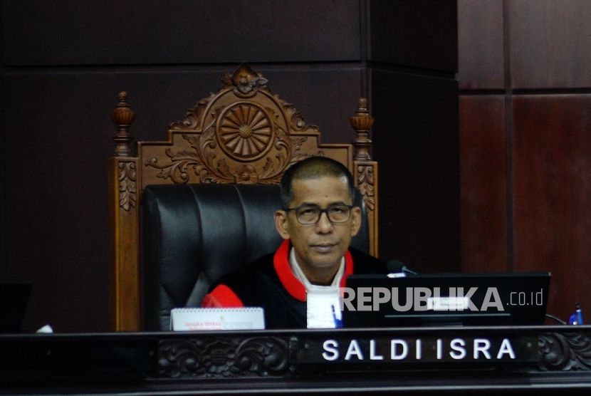 Hakim Mahkamah Konstitusi Saldi Isra. Hakim konstitusi Saldi Isra mengakui putusan usia capres-cawapres aneh luar biasa.