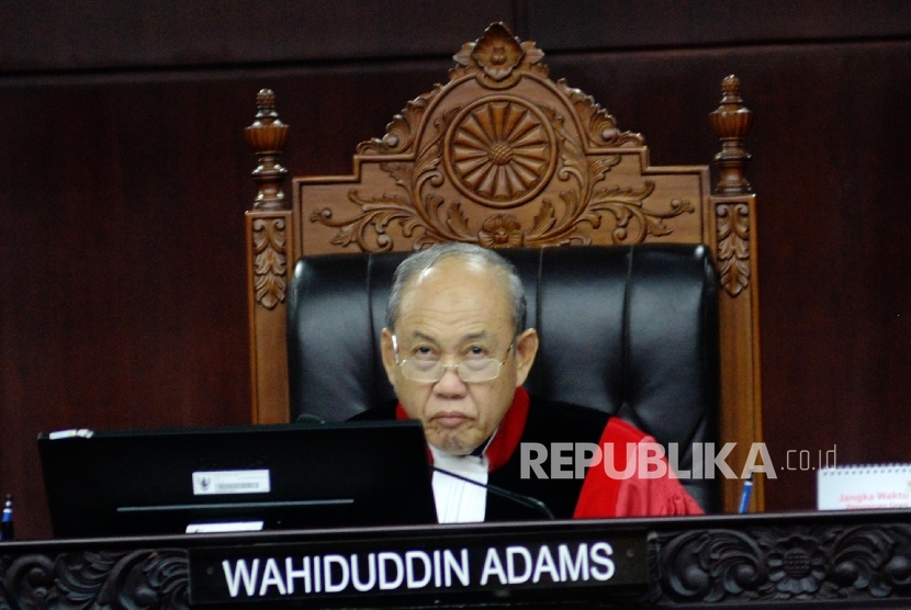 Hakim konstitusi Wahiduddin Adams memimpin sidang di gedung Mahkamah Konstitusi (MK).