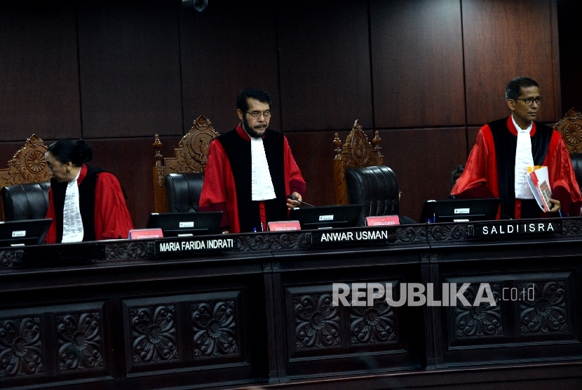 Hakim MK Anwar Usman (tengah) bersama Hakim MK Maria Farida Indrati (kiri), dan Hakim MK Saldi Isra meninggalkan ruangan Sidang Uji Materi Presidential Threshold di Mahkamah Konstitusi, Jakarta, Kamis (3/8).