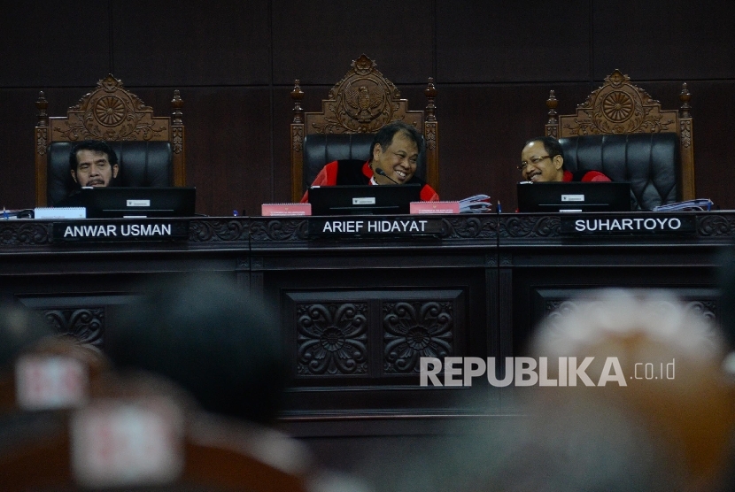 Hakim MK Arief Hidayat (tengah) dan anggota memimpin sidang Judicial Review atas Perppu Ormas di Gedung MK, Jakarta, Rabu (30/8)