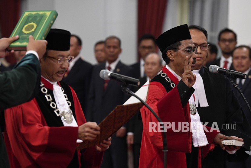 Hakim MK periode 2020-2025 Suhartoyo (kiri) dan Daniel Yusmic Pancastaki Foekh (kedua kanan) mengucapkan sumpah jabatan di Istana Negara, Jakarta, Selasa (7/1/2020).