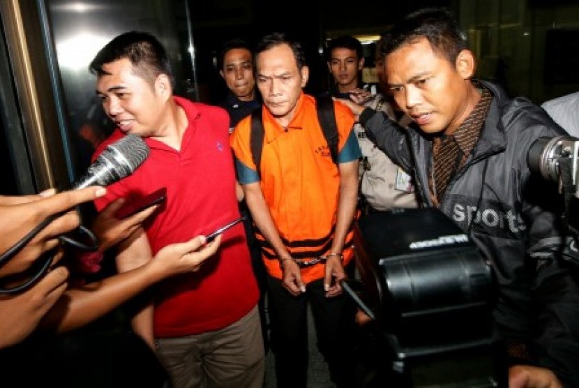 Hakim Pengadilan Negeri Balikpapan Kayat mengenakan rompi tahanan seusai menjalani pemeriksaan terkait kasus dugaan suap di Pengadilan Negeri Balikpapan di Gedung KPK, Jakarta. 