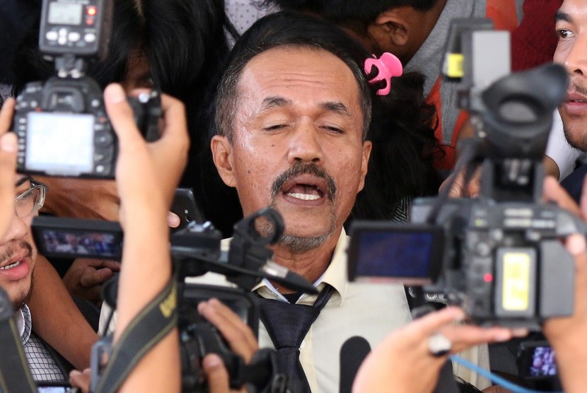 Hakim Pengadilan Negeri Jakarta Selatan Sarpin Rizaldi memberikan ketergangan kepada wartawan usai diperiksa di Bareskrim Mabes Polri, Jakarta, Senin (30/3). 