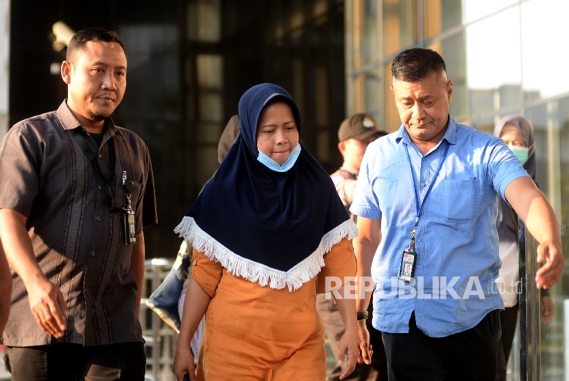 Hakim Pengadilan Negeri Tripikor Bengkulu, Suryana (tengah) dikawal petugas memasuki gedung KPK, Jakarta, Kamis (7/9).