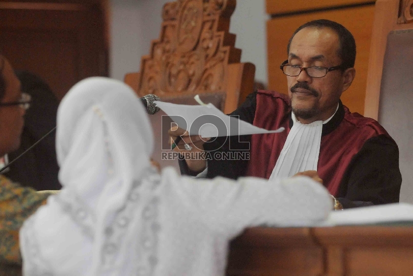 Hakim Sarpin Rizaldi memeriksa barang bukti yang diajukan tim kuasa hukum Komjen Pol. Budi Gunawan disaksikan tim kuasa hukum Komisi Pemberantasan Korupsi (KPK) pada sidang lanjutan praperadilan Budi Gunawan terhadap KPK di PN Jakarta Selatan, Jakarta, Sel
