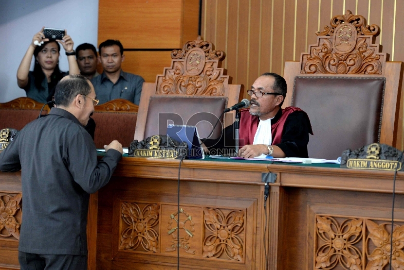 Hakim Sarpin Rizaldi memimpin sidang praperadilan Komjen Budi Gunawan kepada KPK di Pengadilan Negeri Jakarta Selatan, Jakarta, Senin (2/2).(Republika/ Wihdan)