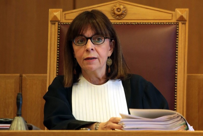 Hakim tinggi Yunani, Ekaterini Sakellaropoulou, akan menjadi perempuan pertama yang menjadi presiden Yunani setelah partai oposisi menyetujui kandidat dari kubu pemerintah.