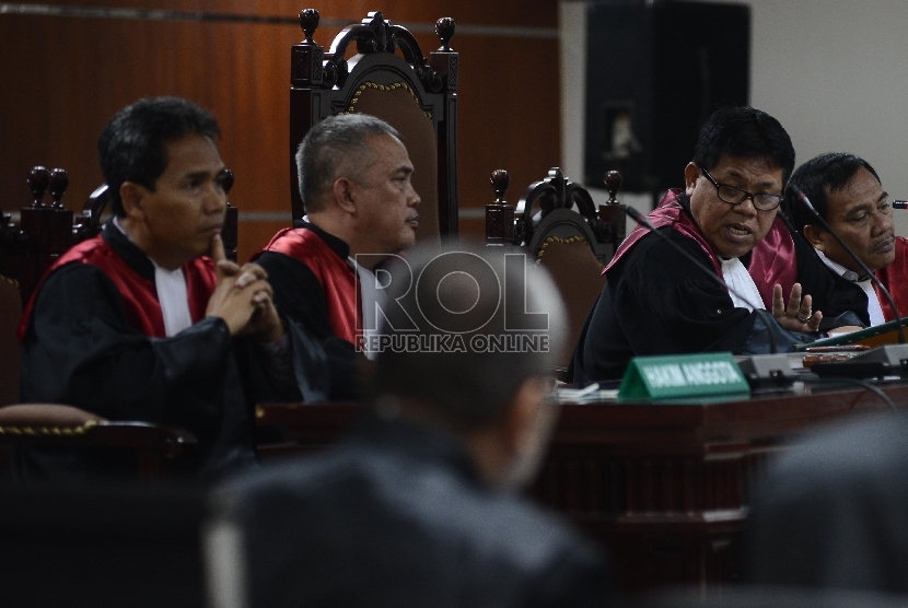 Hakim Tipikor Sumpeno (kedua kanan) memimpin sidang dengan agenda dakwaan untuk OC Kaligis di Pengadilan Tipikor, Jakarta, Kamis (20/8).