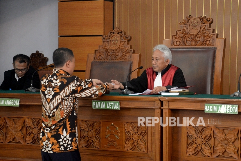  Hakim Tunggal Cepi Iskandar memimpin sidang praperadilan di Pengadilan Negeri Jakarta Selatan, Selasa (12/9). 