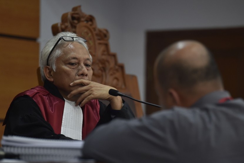 Hakim tunggal Cepi Iskandar memimpin sidang praperadilan Setya Novanto terhadap KPK terkait status tersangka kasus dugaan korupsi KTP Elektronik di Pengadilan Negeri Jakarta Selatan, Jakarta, Senin (25/9). 