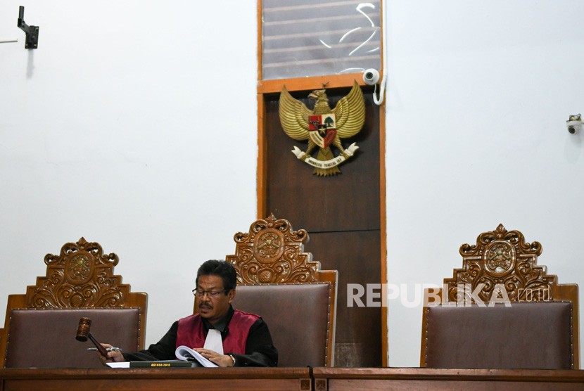 Hakim Tunggal Elfian mengetuk palu usai membacakan putusan sidang praperadilan mantan Menteri Pemuda dan Olahraga (Menpora) Imam Nahrawi di Pengadilan Negeri Jakarta Selatan, di Jakarta, Selasa (12/11/2019).