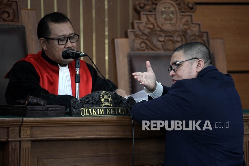 Hakim tunggal I Wayan Karya (kiri) berdiskusi dengan Kuasa Hakum tersangka kasus dugaan suap Irman Gusman, Razman Arif Nasution (kanan) pada sidang perdana praperadilan kliennya kepada Komisi Pemberantasan Korupsi (KPK) di pengadilan Negeri Jakarta Selatan