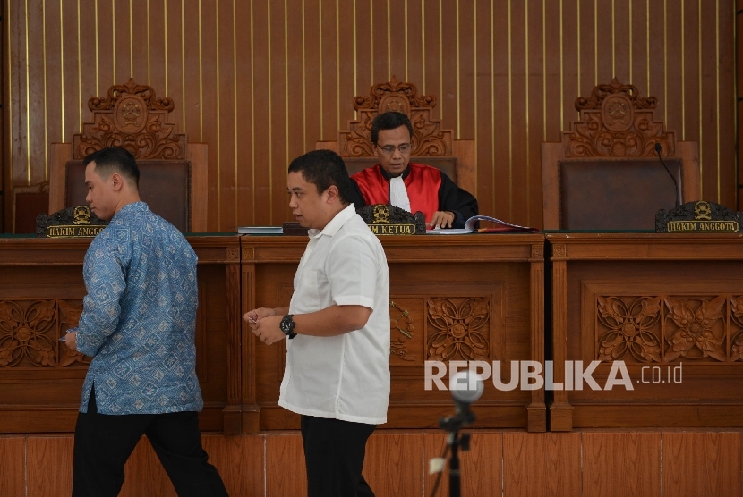 Hakim Tunggal Rusdiyanto (kanan) berbincang bersama kuasa hukum tersangka dugaan korupsi penerbitan surat keterangan lunas (SKL) Bantuan Likuiditas Bank Indonesia (BLBI) Syafruddin Arsyad Tumenggung saat menjalani sidang praperadilan di Pengadilan Negeri Jakarta Selatan, Jakarta, Senin (15/5).