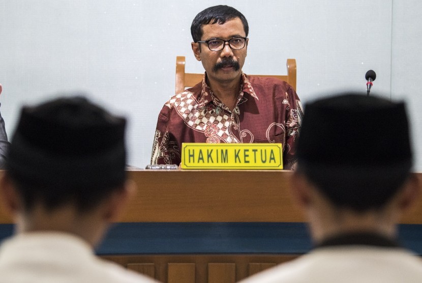 Hakim tunggal Suwanto membacakan putusan saat sidang pengeroyokan Haringga Sirla di Pengadilan Negeri Bandung, Jawa Barat, Selasa (6/11/2018). 