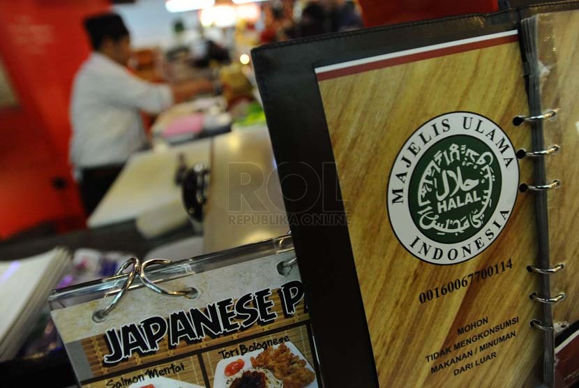   Pekerja sedang menyajikan makanan di restoran siap saji Sushi Bar yang baru meraih sertifikasi halal dari LPPOM MUI, Jakarta, Kamis (6/2).    (Republika/ Tahta Aidilla)