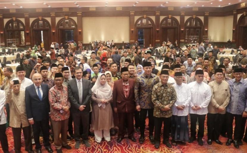 Sejumlah tokoh nasional dan segenap pimpinan Majelis Ulama Indonesia berpose dalam Halal Bi Halal yang digelar MUI di Jakarta, Kamis (18/5/2023) malam. 