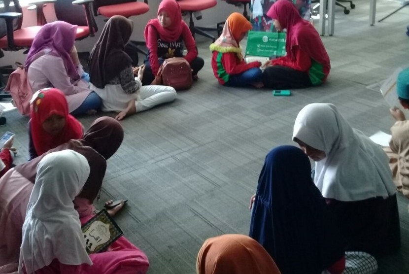 Halal bihalal para penerima manfaat beasiswa MTT Alhamdulillah (Betta) di Semarang, Jawa Tengah.