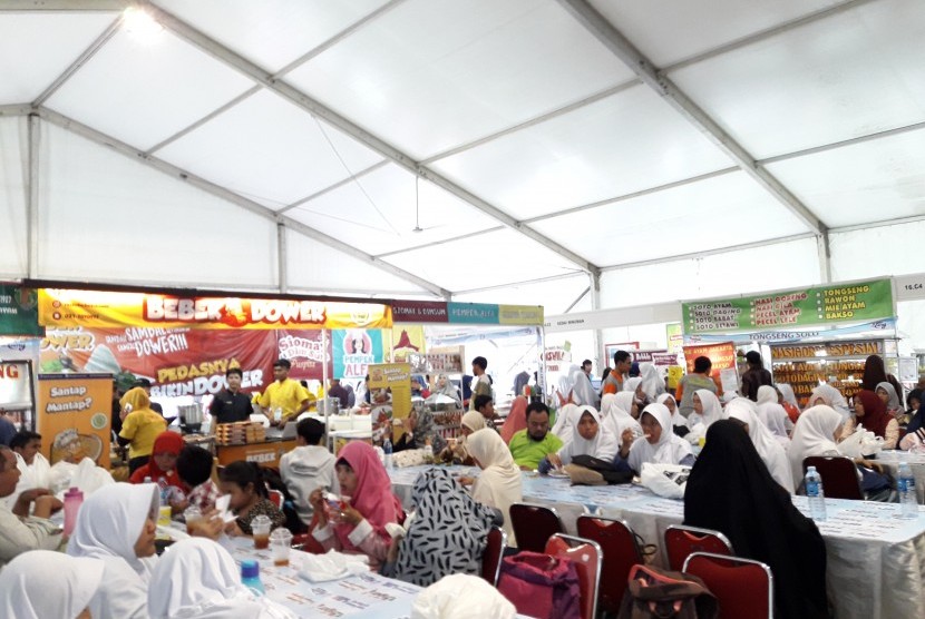 Halal Food di ajang Islamic Book Fair (IBF) ke-16 tahun 2017. Lokasinya di depan JCC Senayan Jakarta.