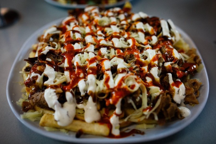 Halal snack pack adalah makanan khas Australia asal Sydney berisi kentang yang dicampur daging, biasanya daging kebab, ditaburi keju dan aneka saus.