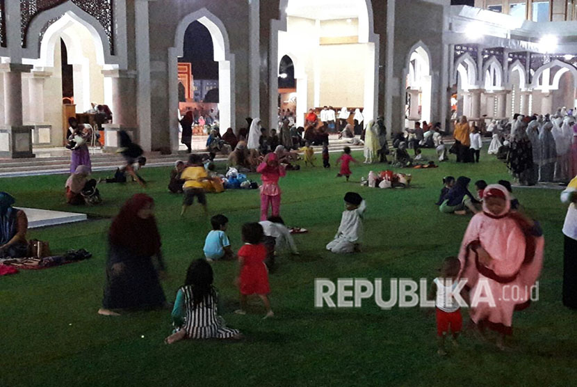 Halaman dalam masjid yang beralaskan rumput sintetis dimanfaatkan oleh anak-anak untuk bermain sambil menunggu orang tuanya menunaikan solat.