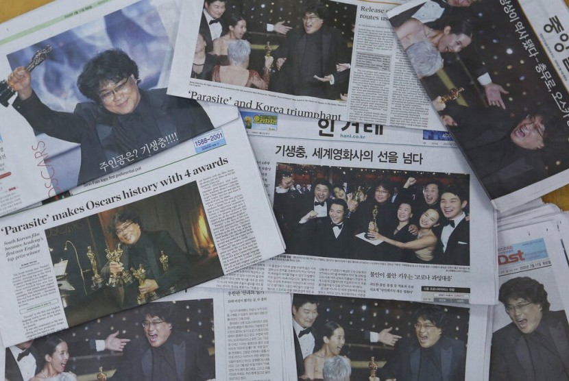 Halaman depan koran Korea Selatan mengabarkan kemenangan Film Parasite di Oscar 2020.