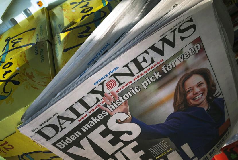 Halaman depan koran New York's Daily News menunjukkan foto Kamala Harris, calon wakil presiden Joe Biden. Tribune Publishing Company, perusahaan pemilik beberapa surat kabar paling banyak dalam jurnalisme di Amerika Serikat (AS), mengatakan bahwa mereka menutup lima ruang redaksi, termasuk New York's Daily News.