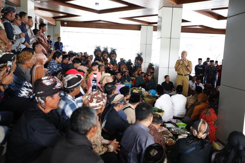 Halaman Kantor Gubernur Jawa Tengah Ganjar Pranowo, tampak dipenuhi warga yang datang untuk mengucapkan salam perpisahan pada Senin (4/9/2023) pagi.