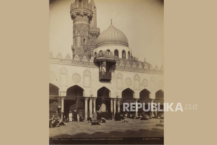 Halaman Masjid Al-Azhar pada sekitar tahun 1900-an. 